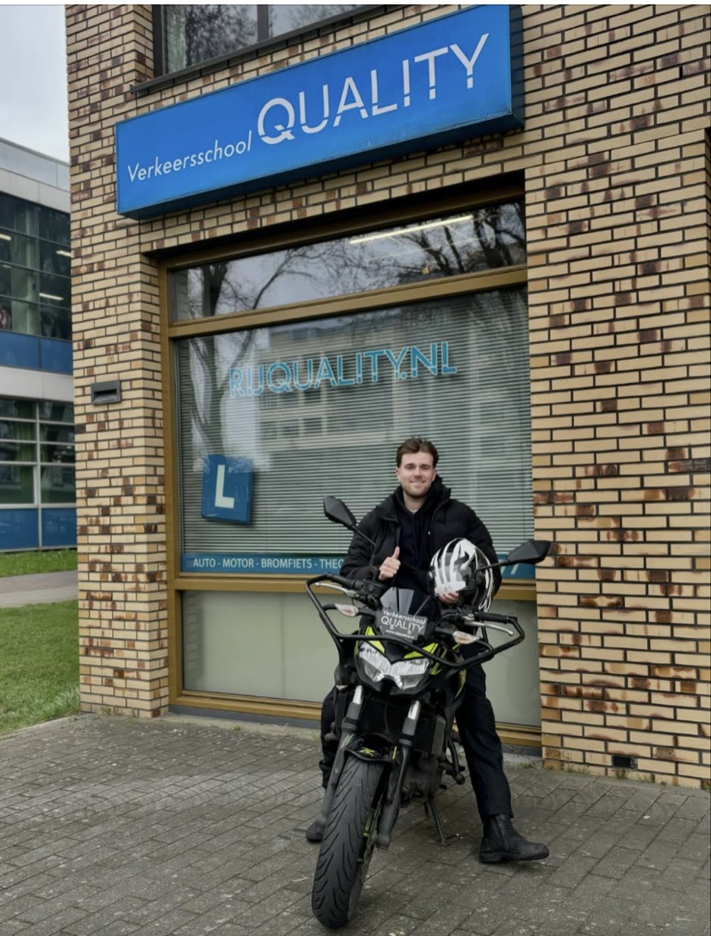 Wouter op zijn lesmotor voor het pand van Quality aan de Vondelstraat
